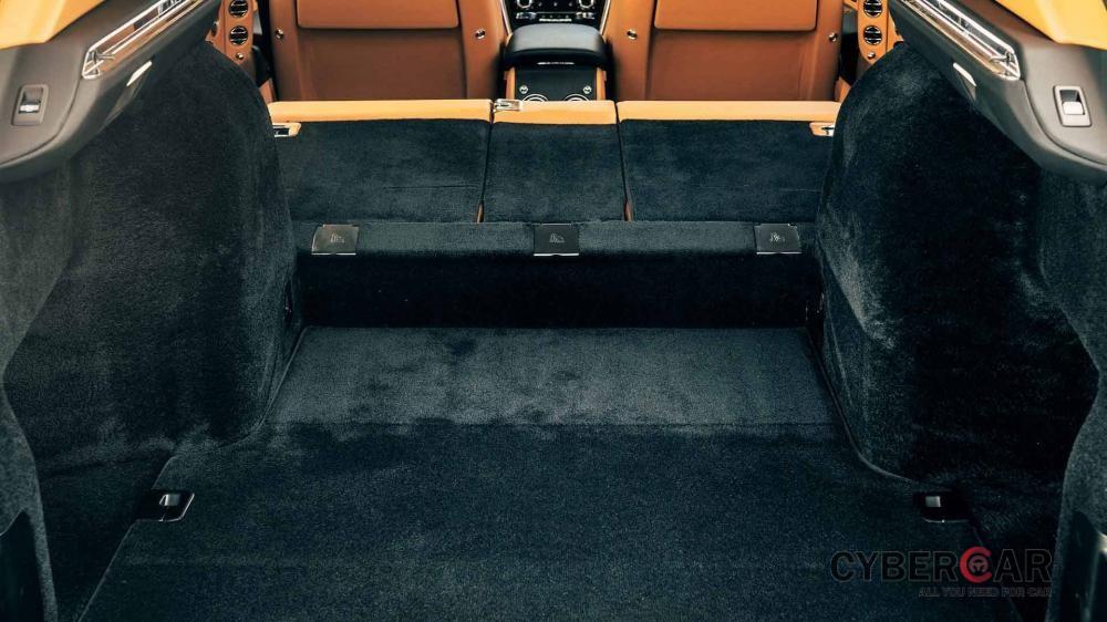 Cốp rộng rãi của Rolls-Royce Cullinan 2019 khi hàng ghế sau gập xuống