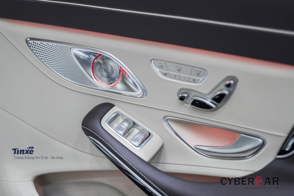 Hành khách trên xe có thê điều khiển các tính năng thông qua nút bấm điều khiển điện được đặt trên các cánh cửa