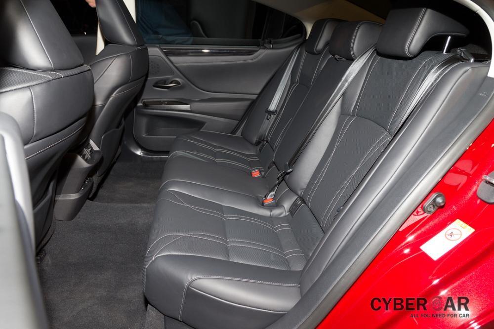 Hàng ghế sau của Lexus ES 2019