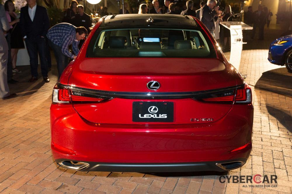Cận cảnh đuôi xe của Lexus ES 2019