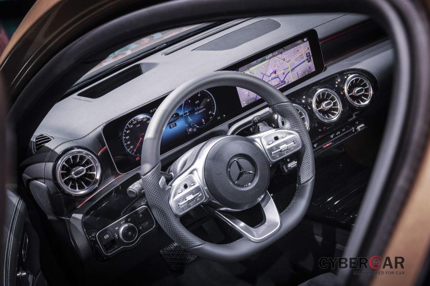 Nội thất của Mercedes-Benz A-Class L Sedan 2018 giống phiên bản hatchback