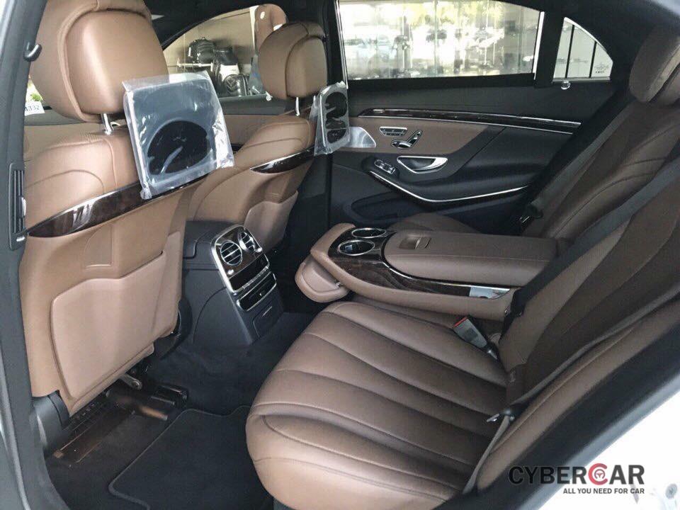 Và đây là hàng ghế thương gia của bản Mercedes-Benz S450L Luxury 2018
