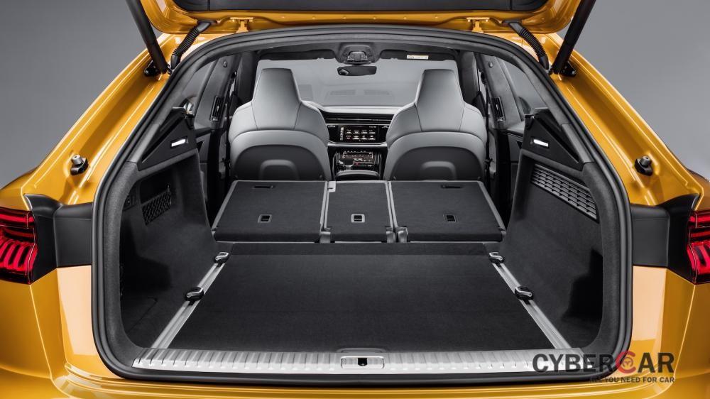 Khoang hành lý rộng rãi của Audi Q8 2019 khi ghế sau gập xuống
