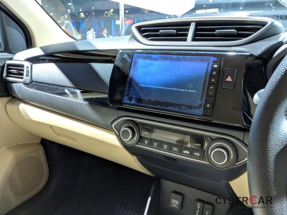 Bản cao cấp nhất của Honda Amaze 2018 có màn hình cảm ứng 7 inch dành cho hệ thống thông tin giải trí