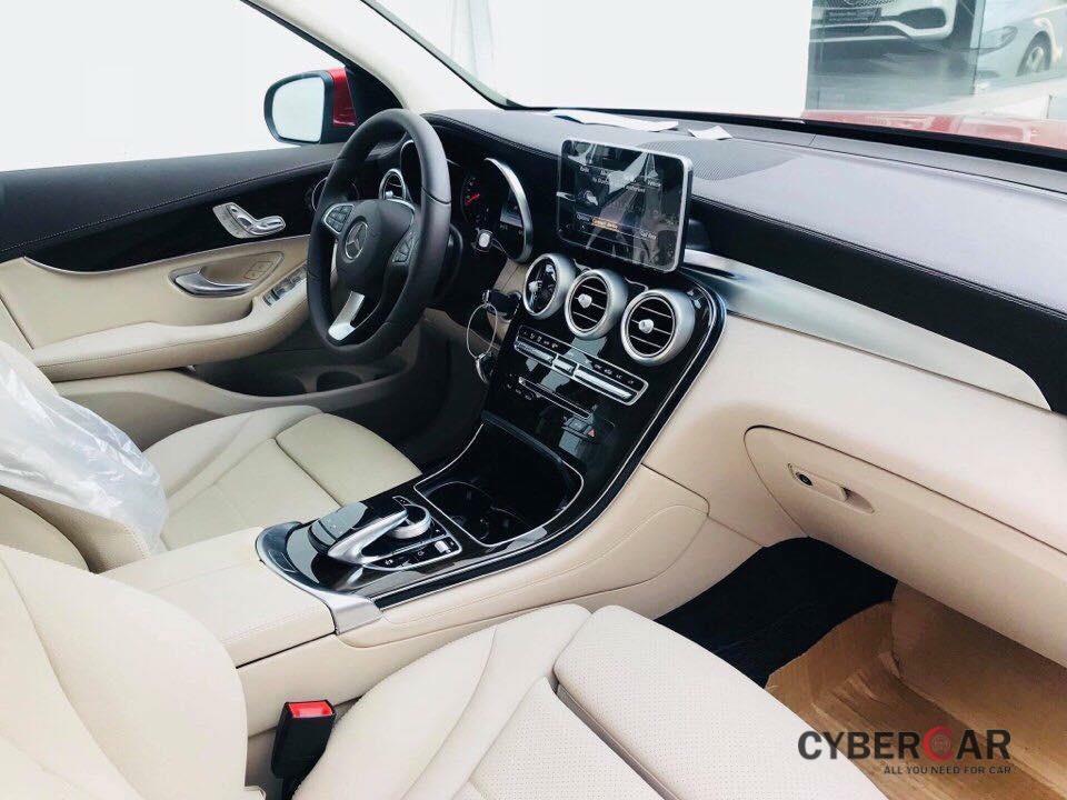 Nội thất bên trong Mercedes-Benz GLC200 2018