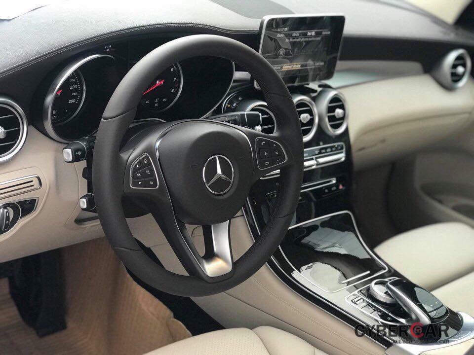 Mercedes-Benz GLC200 2018 chỉ dùng vô lăng 3 chấu thông thường