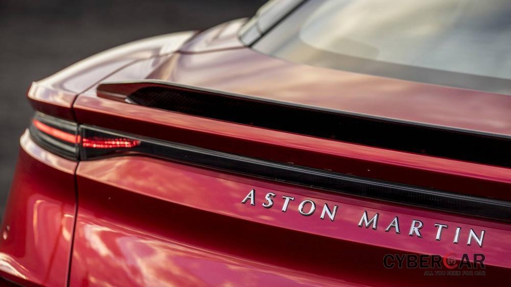 Dòng chữ Aston Martin trên đuôi xe thay cho logo hình đôi cánh