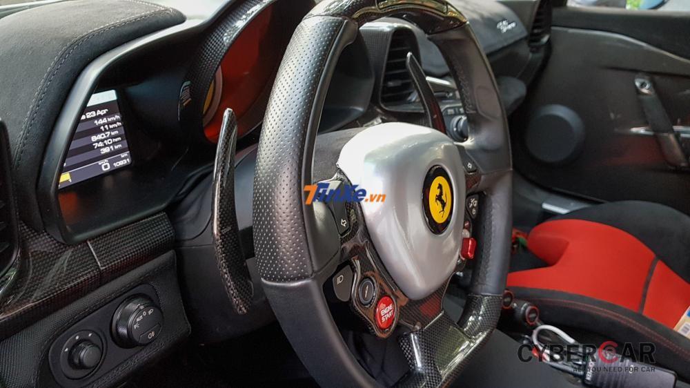 Nhiều chi tiết bên trong khoang lái của Ferrari 458 Speciale bằng sợi carbon.