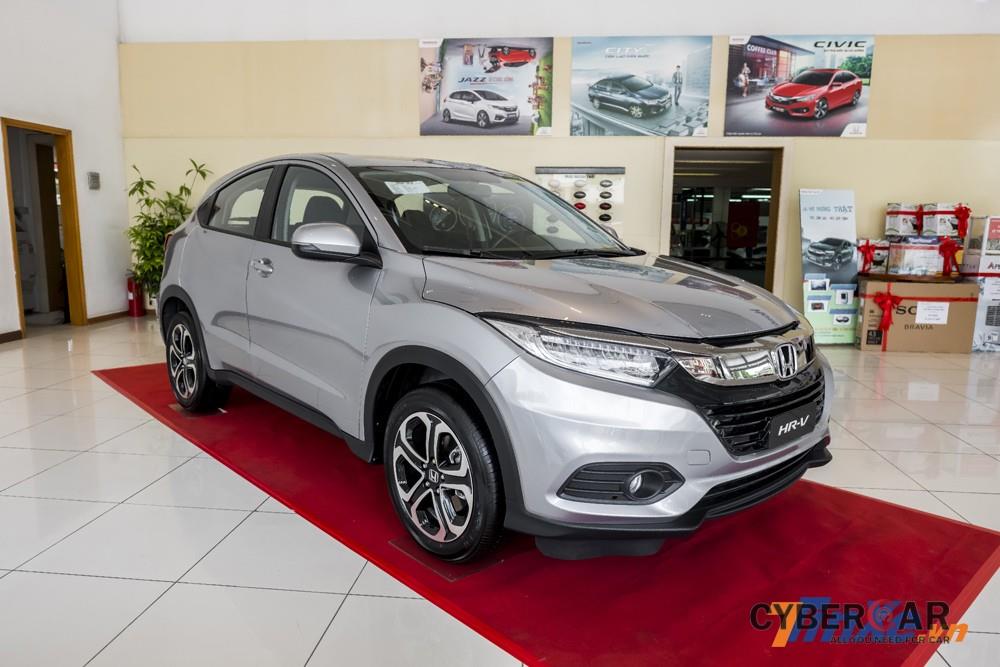 Sau những thông tin về việc Honda Việt Nam sẽ chính thức phân phối Honda HR-V vào quý IV/2018 thì một chiếc xe Honda HR-V đã được trưng bày tại một showroom tại Hà Nội.