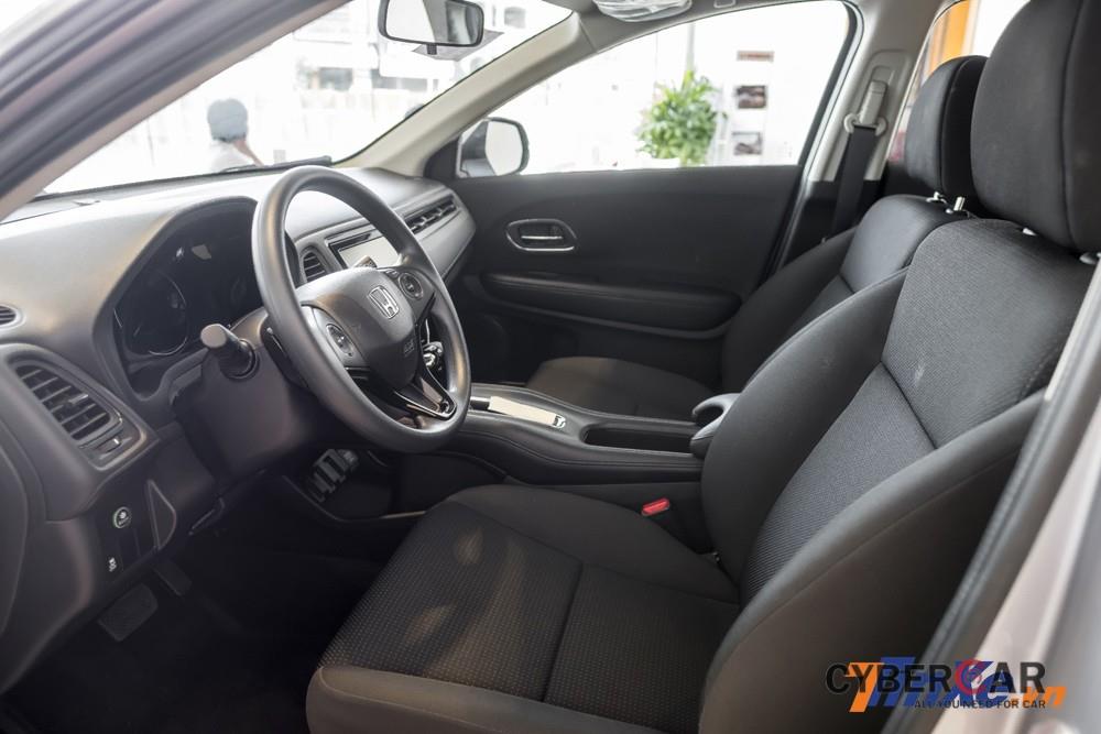 Bên trong không gian nội thất của Honda HR-V khá đơn giản với vô-lăng bọc da, ghế bọc nỉ và điều chỉnh hoàn toàn bằng cơ.