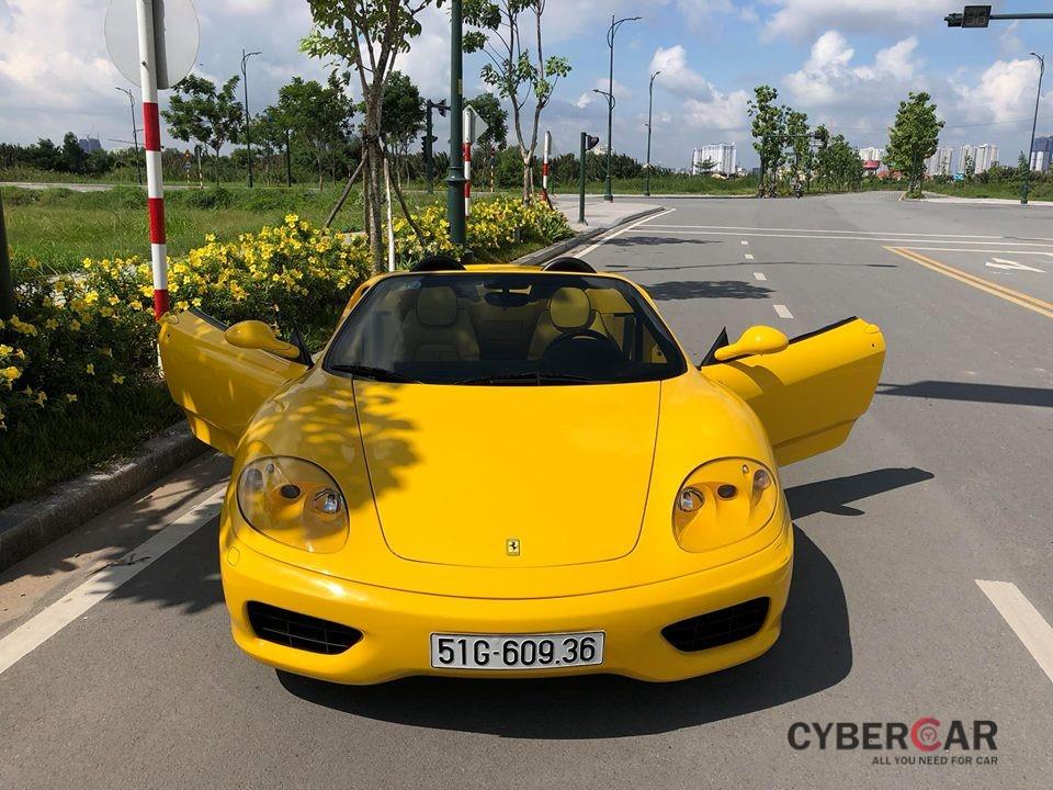  Vẻ đẹp của siêu xe mui trần Ferrari 360 Spider mới được ông chủ công ty nhập khẩu tư nhân quận 5, Tp.HCM phục hồi về nguyên bản.