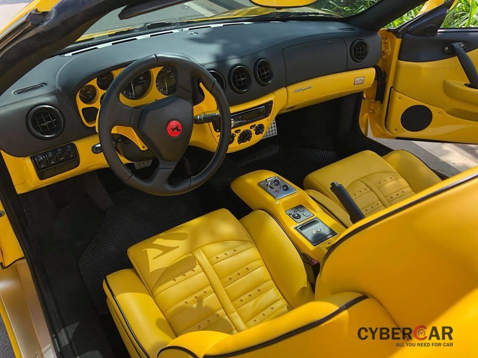 Nội thất vàng rực của siêu xe mui trần Ferrari 360 Spider.