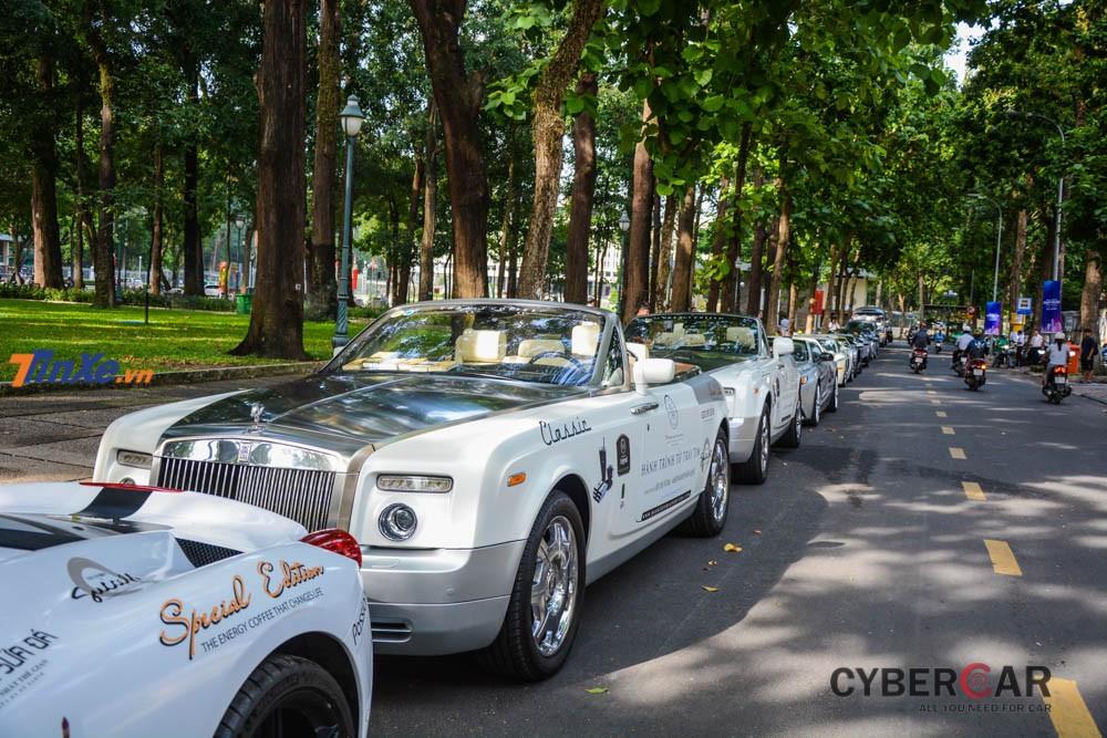 Cặp đôi Rolls-Royce Phantom Drophead Coupe có mặt trong dàn siêu xe tham gia diễu hành vào cuối tháng 6 vừa qua của Chủ tịch Trung Nguyên