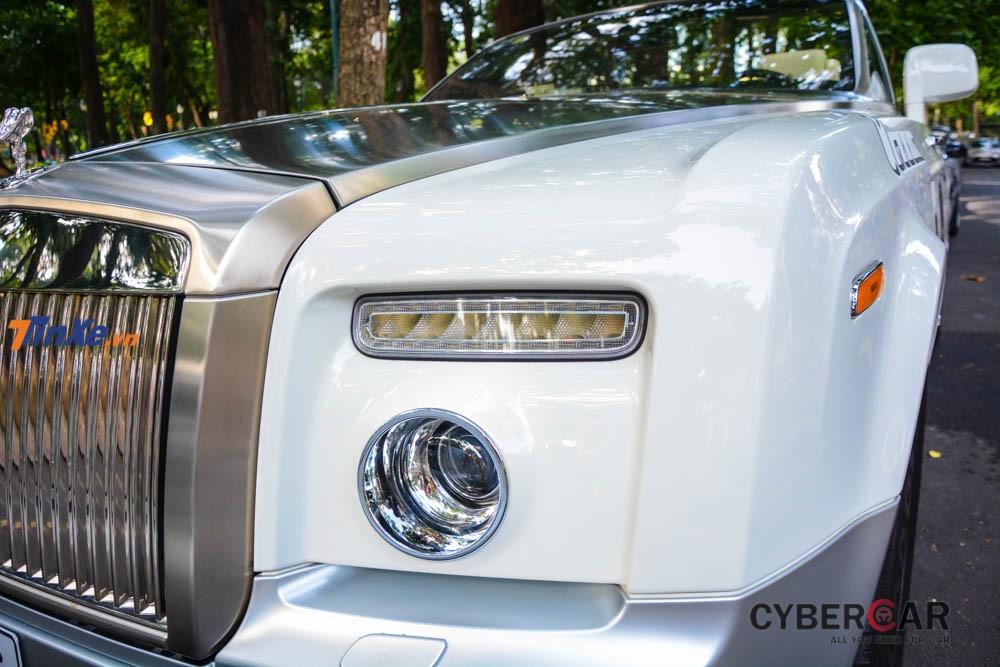 Đèn pha và xi-nhan trên Rolls-Royce Phantom Drophead Coupe thiết kế đảo ngược so với bản sedan