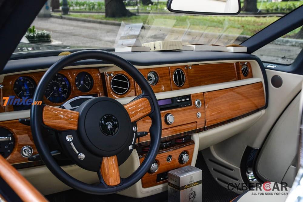 Khác biệt của nội thất 2 chiếc Rolls-Royce Phantom Drophead Coupe này chính là gỗ dùng để ốp bảng táp-lô.