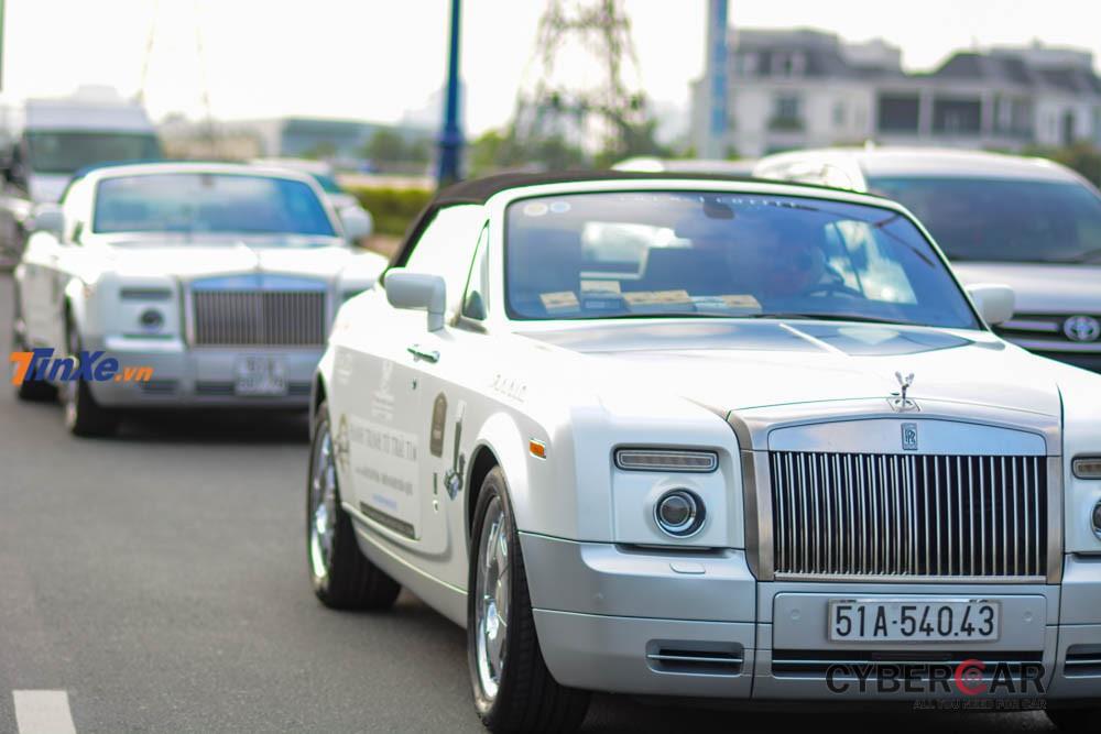 Đây là chiếc Rolls-Royce Phantom Drophead Coupe đầu tiên xuất hiện tại Việt Nam.