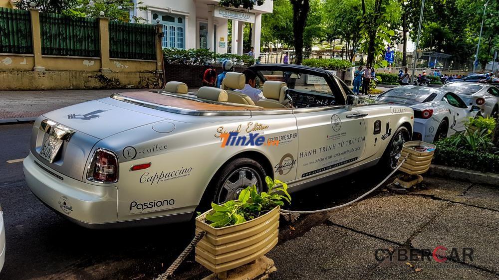 Chiếc xe siêu sang này từng đeo biển NG và thuộc sở hữu của bố chồng Hà Tăng. Tuy nhiên, sau khoảng 6 năm sử dụng, ông Johnathan Hạnh Nguyễn đã cho xe ra biển trắng.
