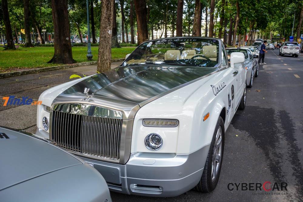 Nắp capô của 2 chiếc Rolls-Royce Phantom Drophead Coupe này cũng tông xuyệt tông màu bạc 