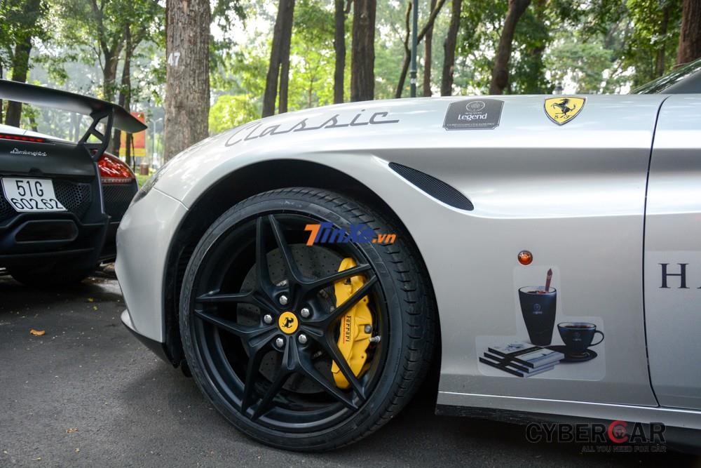 Bộ vành của siêu xe mui trần Ferrari California T được sơn lại màu đen nhám kết hợp cùng cùm phanh màu vàng bắt mắt.
