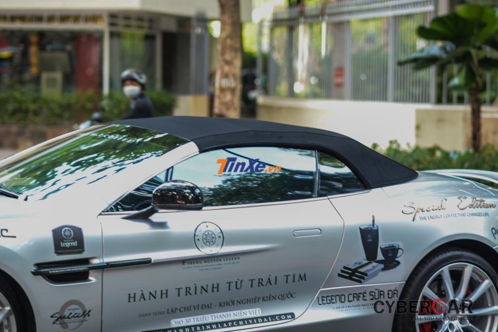 Mui mềm trên Aston Martin Vanquish Volante có thể đóng hoặc mở trong thời gian 16 giây
