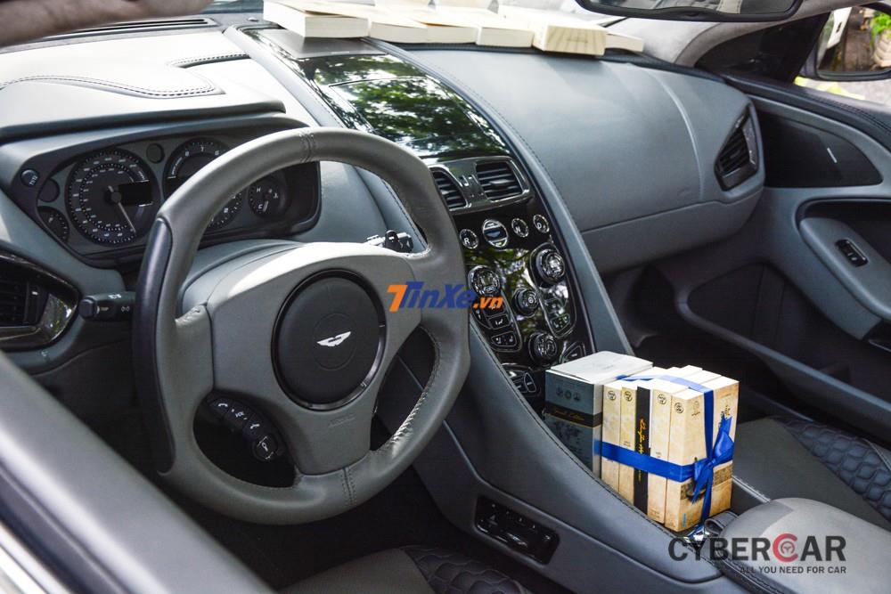 Khoang lái của siêu xe Aston Martin Vanquish Volante