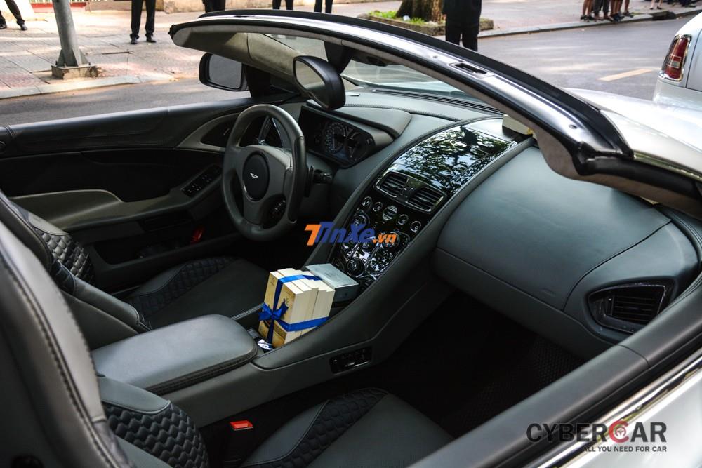 Bảng điều khiển trung tâm của Aston Martin Vanquish Volante bằng gỗ chuyên sản xuất ra đàn Piano