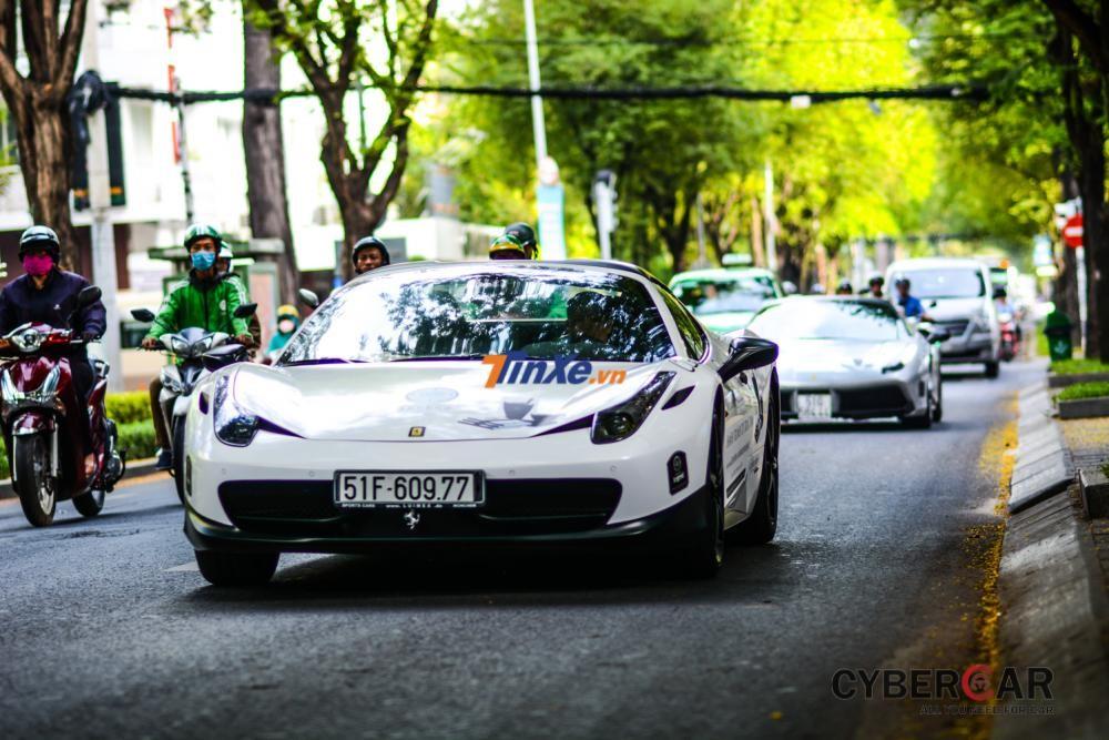 Ferrari 458 Spider độc nhất Việt Nam của Chủ tịch Trung Nguyên trên đường phố Sài thành