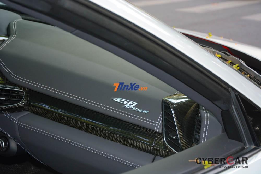 Tấm huy hiệu 458 Spider màu bạc xuất hiện trên bảng táp-lô của xe.