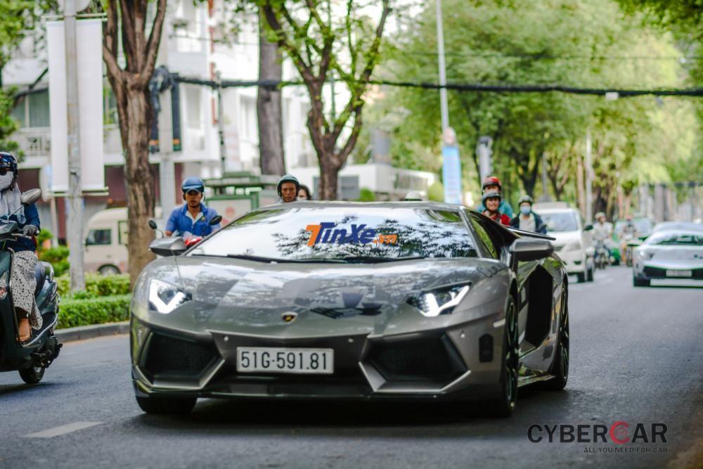 Lamborghini Aventador LP700-4 độ DMC của ông chủ hãng cà phê Trung Nguyên diễu hành cùng dàn siêu xe trên đường phố Sài thành.