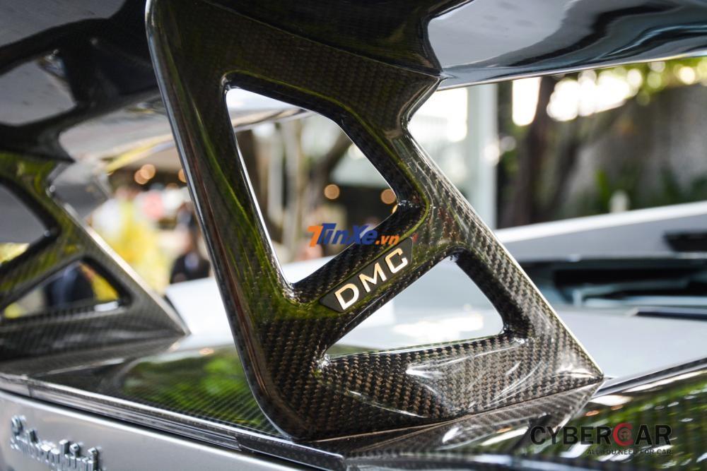 Ngoài cánh gió độ của DMC, chiếc Aventador còn có một cánh gió được điều chỉnh bằng điện và sẽ tự động nâng lên khi xe đạt tốc độ trên 80 km/h. 
