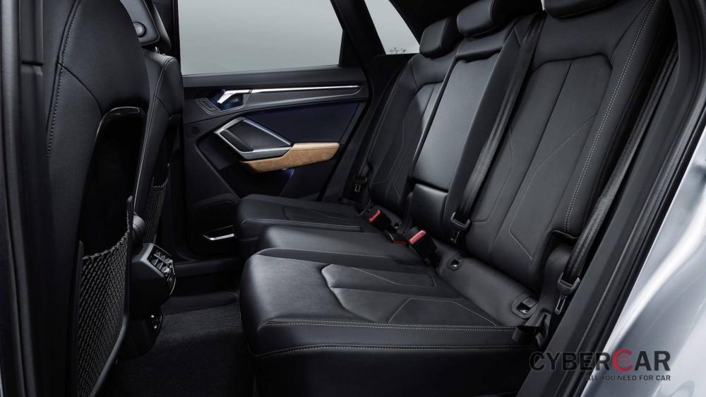 Hàng ghế sau của Audi Q3 2019 có thể gập xuống để tăng thể tích khoang hành lý