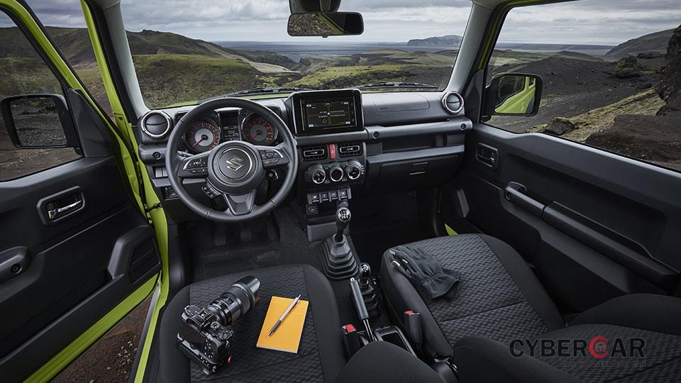 Không gian nội thất cơ bản của Suzuki Jimny 2019