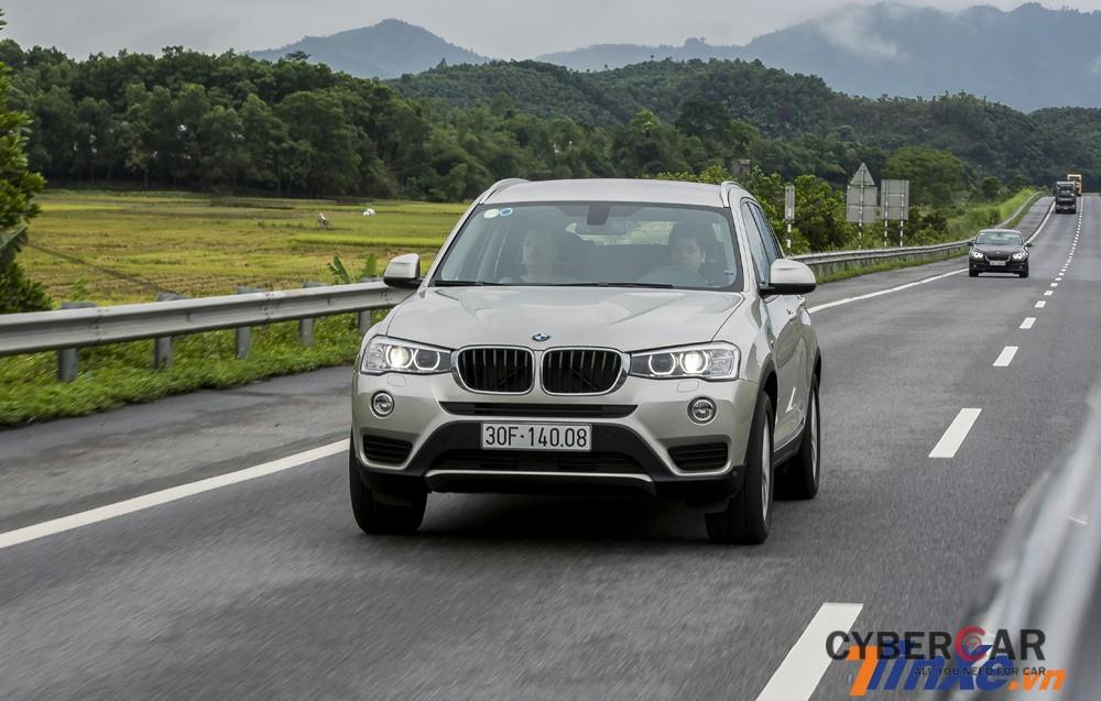 Trên đường trường với chế độ Sport thì BMW X3 xDrive20i mang lại cảm giác lái mạnh mẽ hơn.