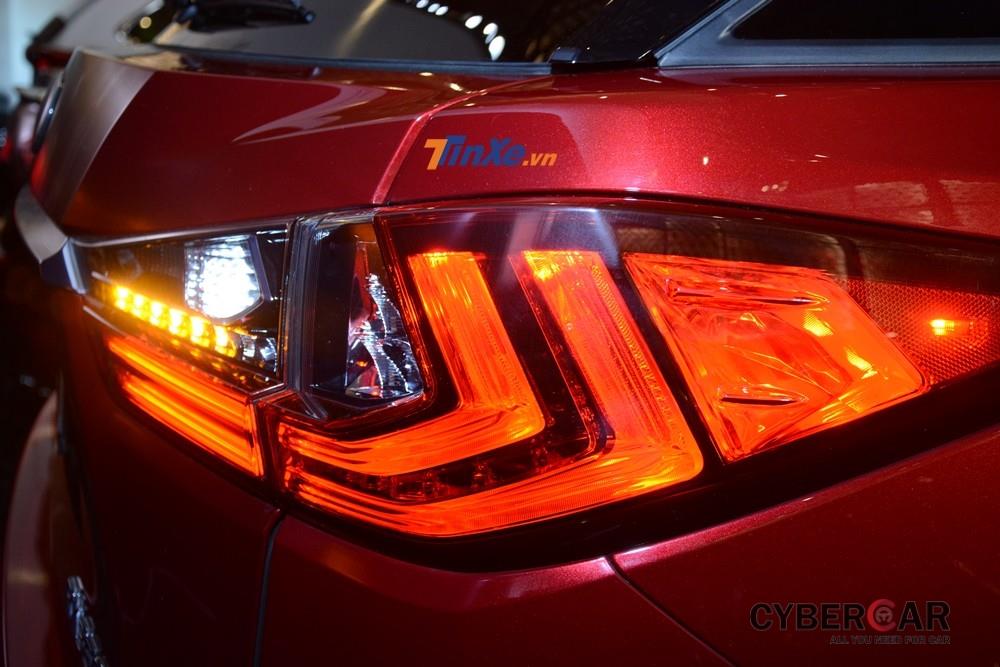 Đèn hậu LED của Lexus RX350L 2018 không có gì thay đổi so với bản 5 chỗ ngồi