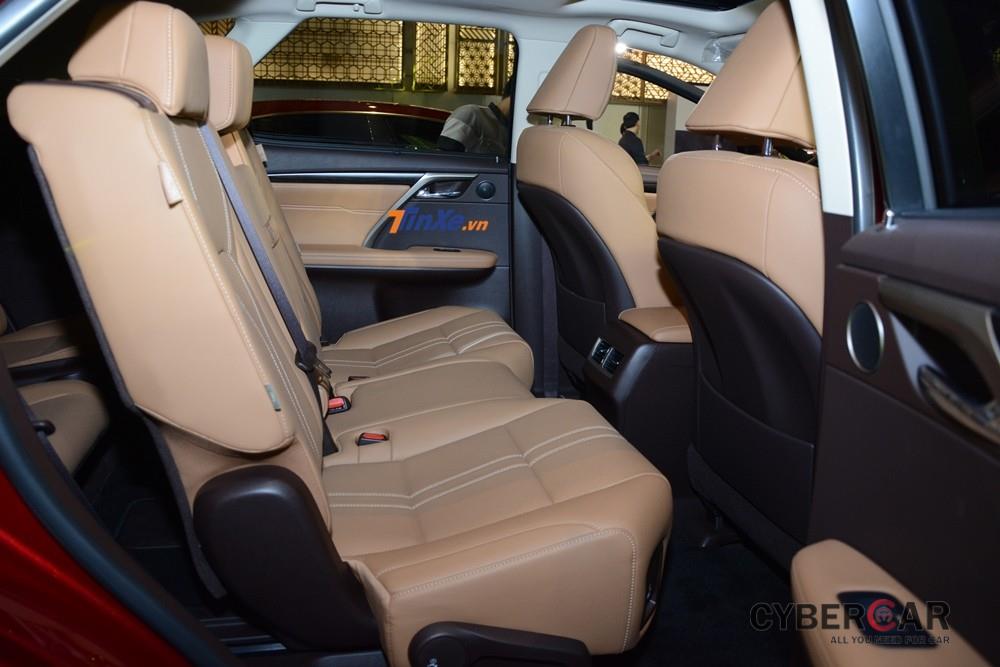 Nội thất Lexus RX350L 2018 chính hãng đầu tiên tại Việt Nam được bọc da màu nâu nhạt ở cả 3 hàng ghế