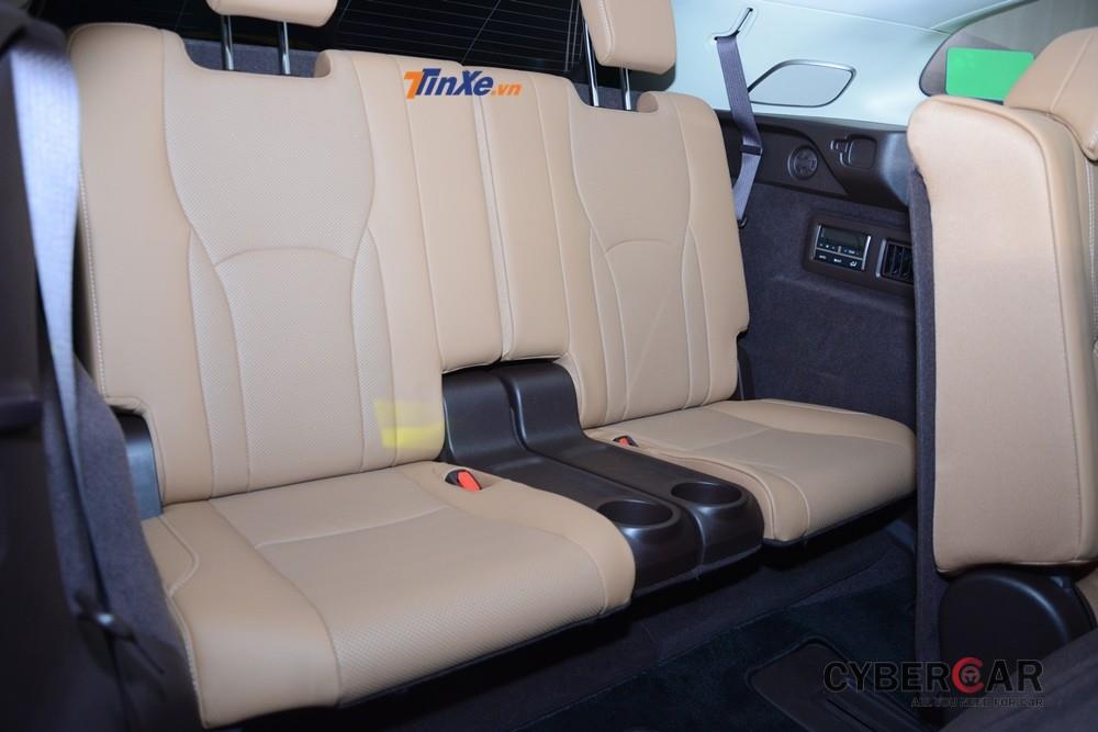 Hàng ghế thứ 3 trên Lexus RX350L 2018 khá chật với người lớn