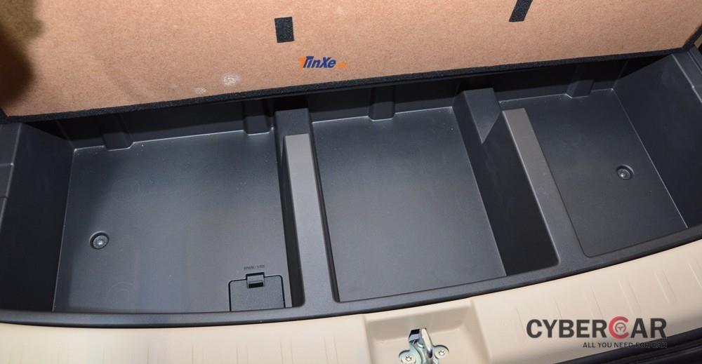 Phía dưới khoang hành lý Mitsubishi Xpander 2018 có thêm các ngăn chứa đồ được chia thành 3 vùng riêng biệt