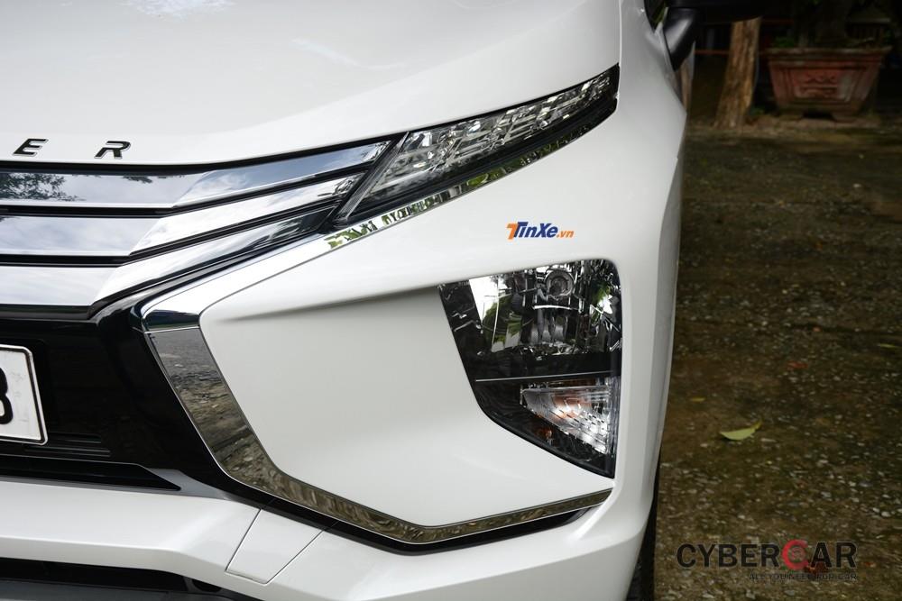 Đèn pha halogen đặt vị trí thấp, trong khi dải đèn LED định vị trên Mitsubishi Xpander 2018 đặt lên cao