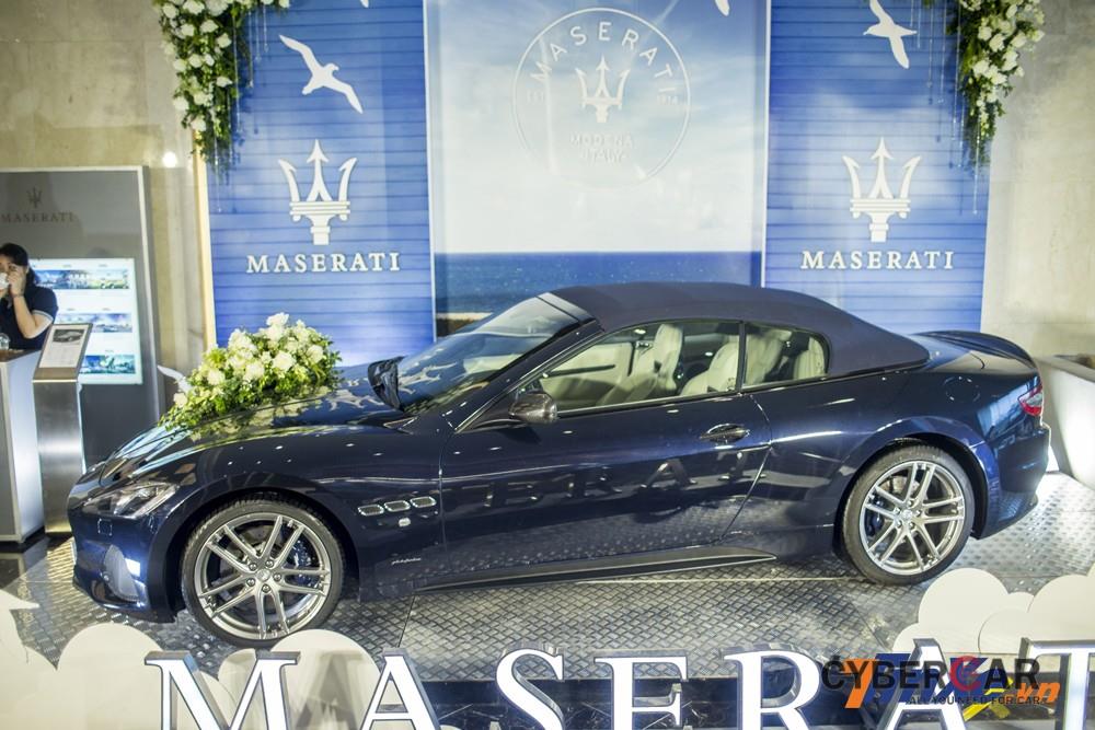 Maserati GranCabrio Sport nổi bật với thiết kế thể thao hai cửa và được trang bị mui mềm điều khiển điện có khả năng đóng mở tự động thông qua nút bấm bên trong xe.
