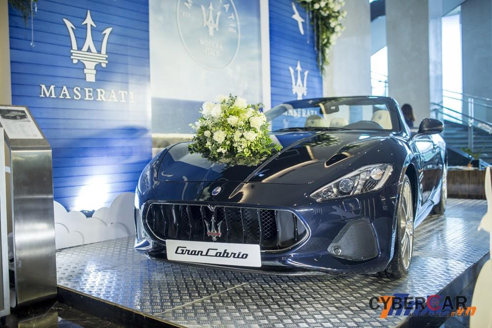 Phần đầu xe của Maserati GranCabrio Sport phẩn giữ những đường nét đặc trưng của mình với lưới tản nhiệt cỡ lớn cùng logo cây đinh ba.
