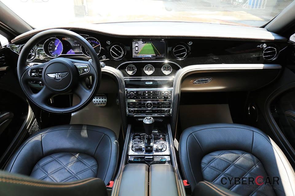 Nội thất Bentley Mulsanne Speed kết hợp giữa da cao cấp, gỗ quý và các chi tiết kim loại đánh bóng 