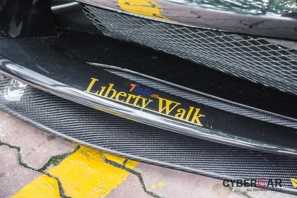 Các bộ tem trên Ferrari 488 GTB độ Liberty Walk đều được hoàn thành màu vàng