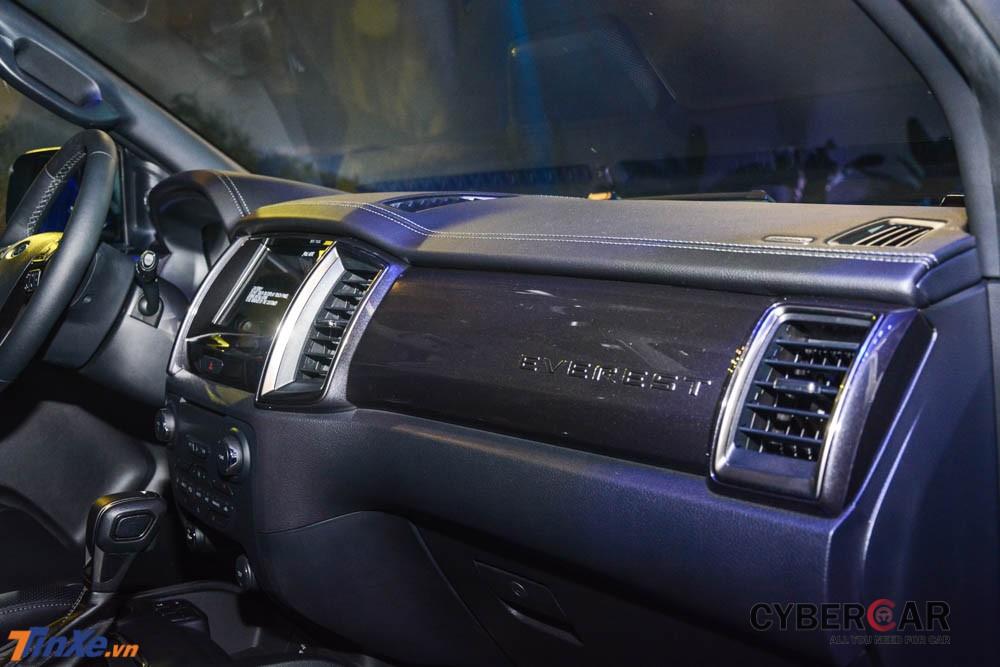 Khoang lái Ford Everest bản nâng cấp 2018 có các chi tiết ốp trang trí màu tối 