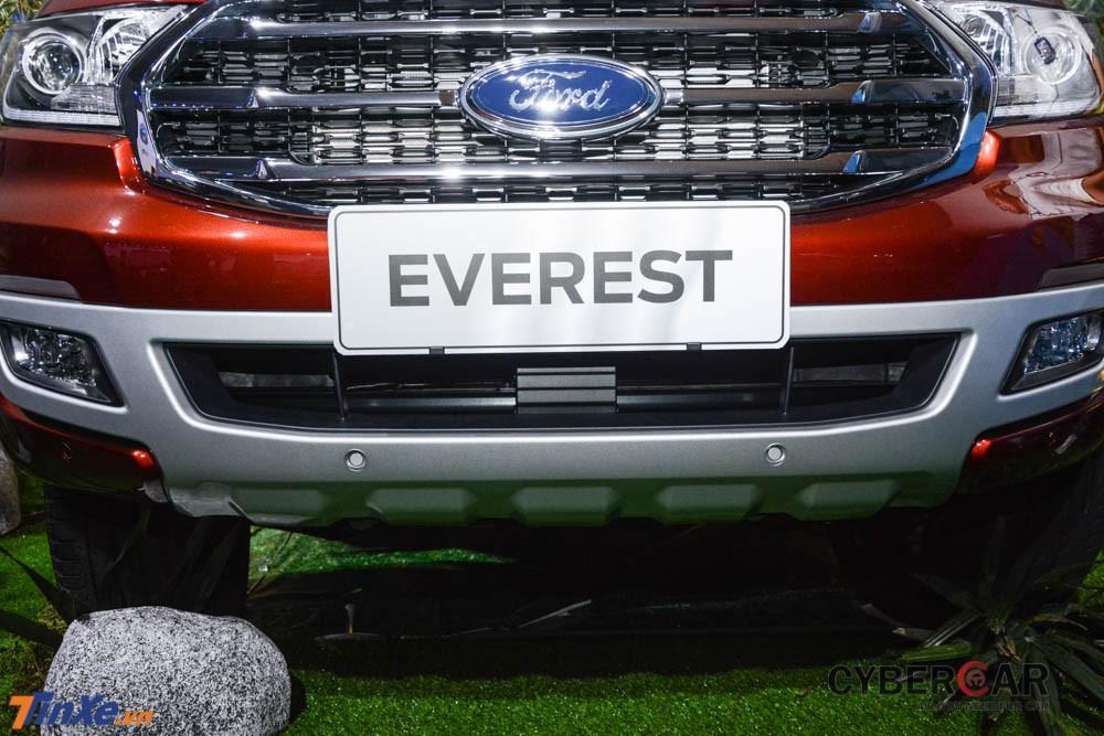 Cản va trước của Ford Everest 2018 cũng được thiết kế lại với việc tích hợp thêm các hốc gió