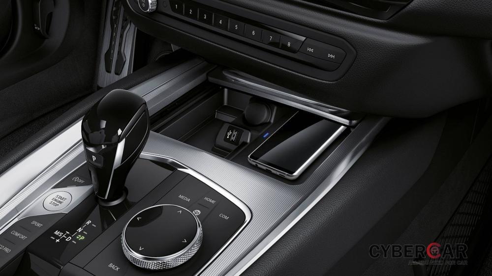 Cụm điều khiển trung tâm tối giản của BMW Z4 2019