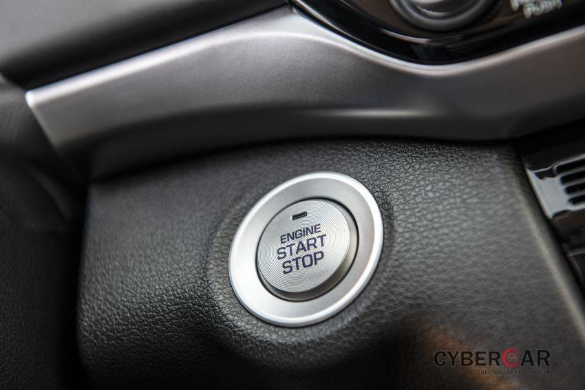 Nút bấm khởi động máy của Hyundai Elantra 2019
