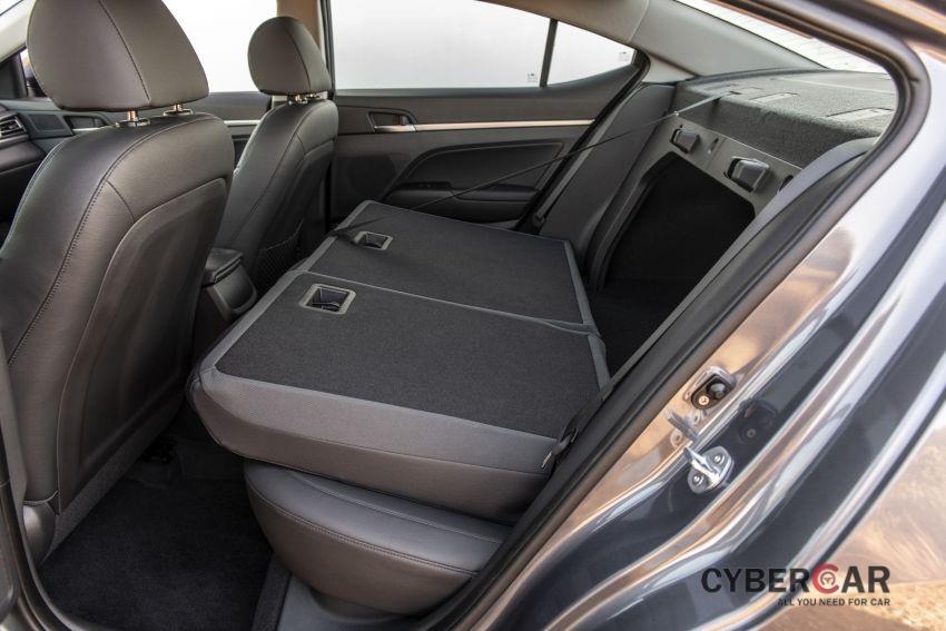 Hàng ghế sau có thể gập xuống của Hyundai Elantra 2019