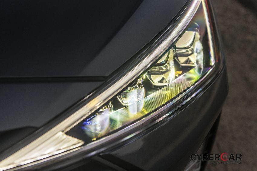 Cận cảnh cụm đèn pha hình tam giác mới của Hyundai Elantra 2019