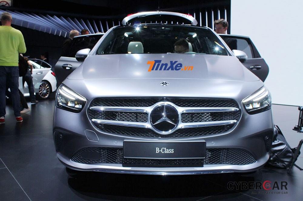 Cận cảnh thiết kế đầu xe của Mercedes-Benz B-Class 2019 bản thường