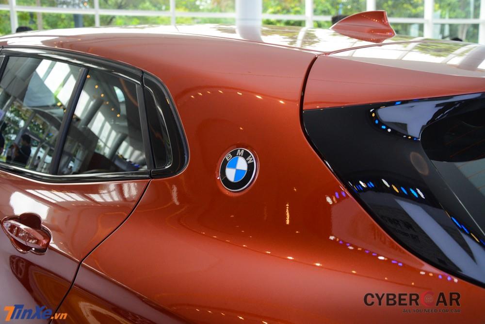 BMW X2 còn là chiếc BMW X đầu tiên có logo cánh quạt xanh xứ Bavaria được đặt ngay cột C